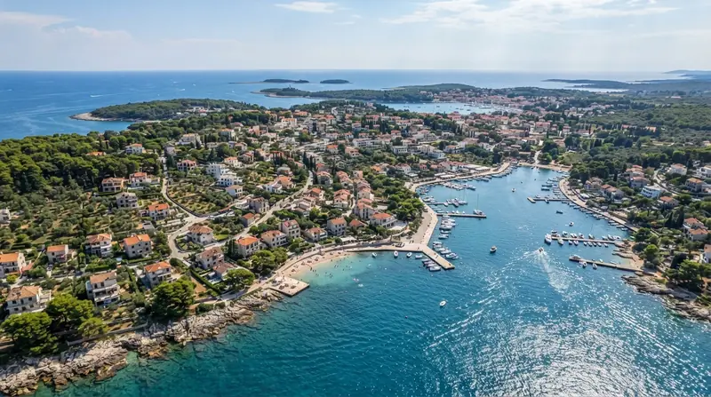 Pogled iz vazduha na Banjole, Istra, Hrvatska — odredište kombi prevoza iz Srbije