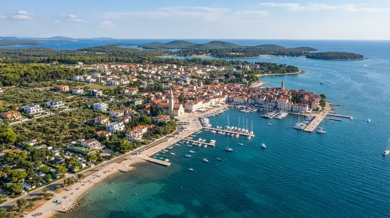 Pogled iz vazduha na Fažanu, Istra, Hrvatska — odredište kombi prevoza iz Srbije