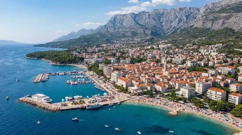 Pogled iz vazduha na Makarsku, Srednja Dalmacija, Hrvatska — odredište kombi prevoza iz Srbije